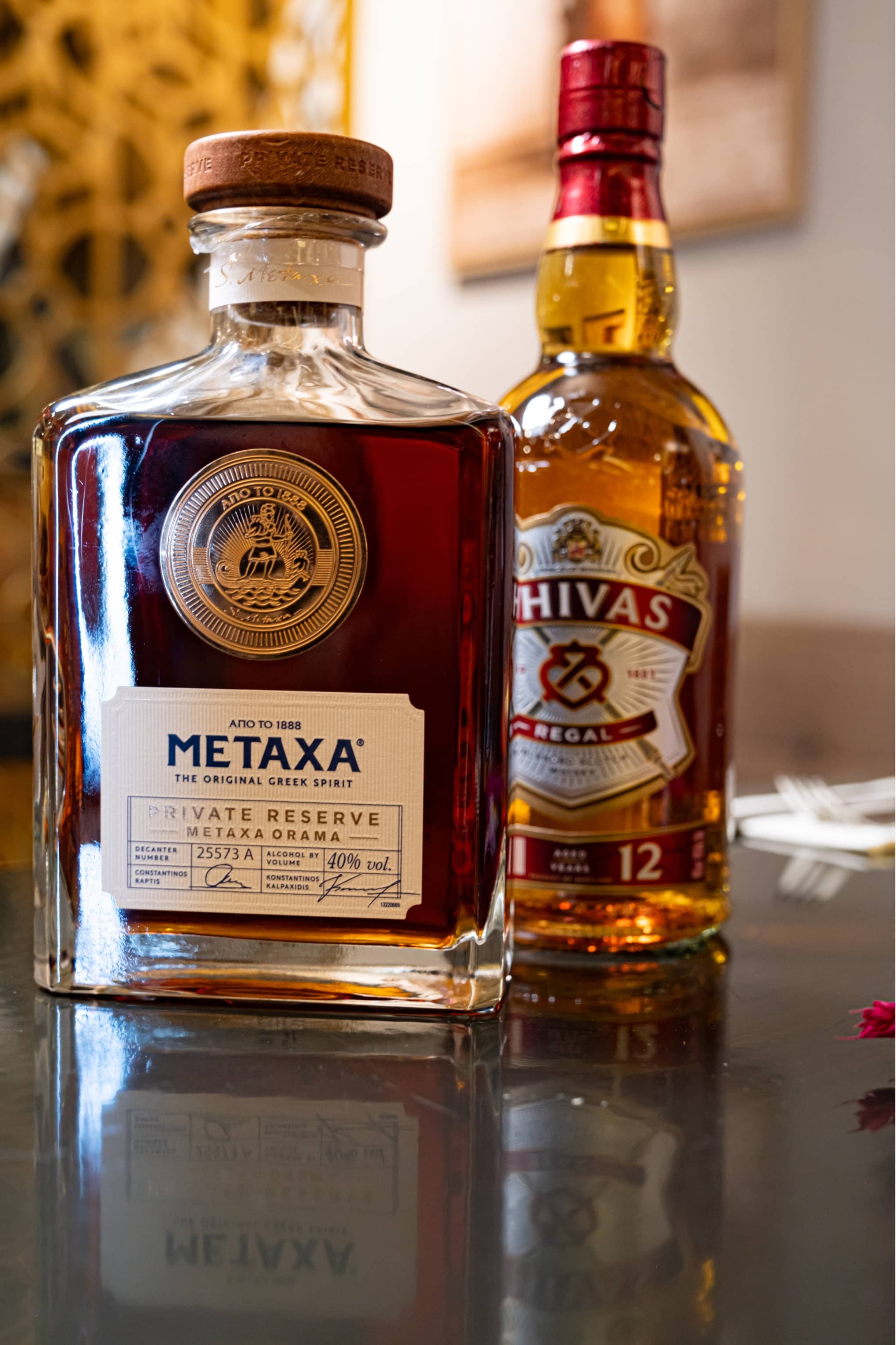 Metaxa und Chivas Whisky Auswahl an der Bar