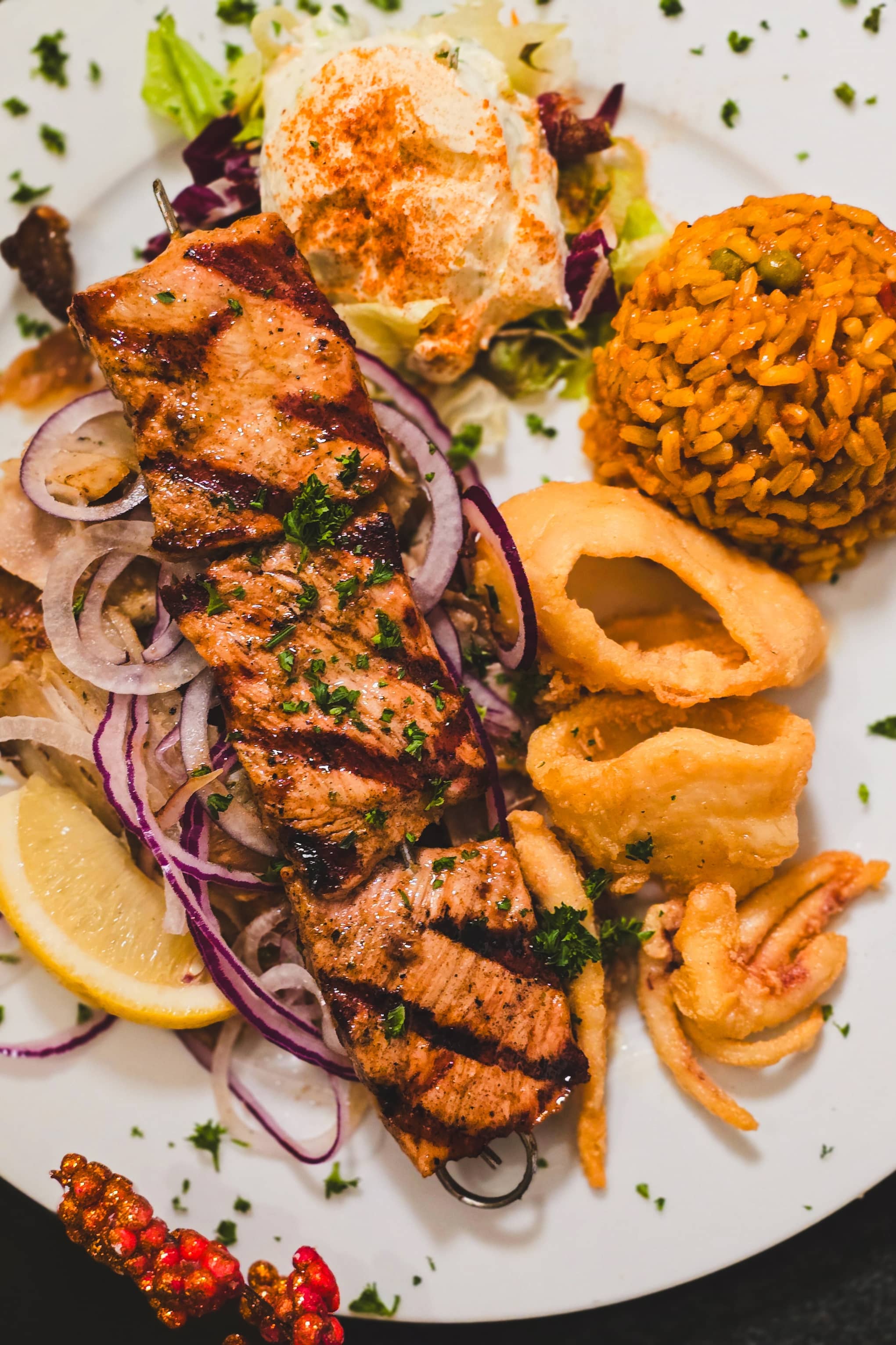 Souvlaki mit Calamari und Reis - Griechisches Gericht vom Grill